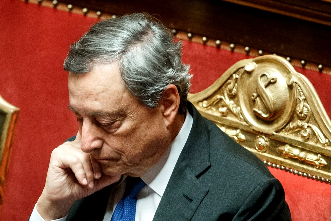 Mario Draghi îngândurat pe fotoliul său roșu