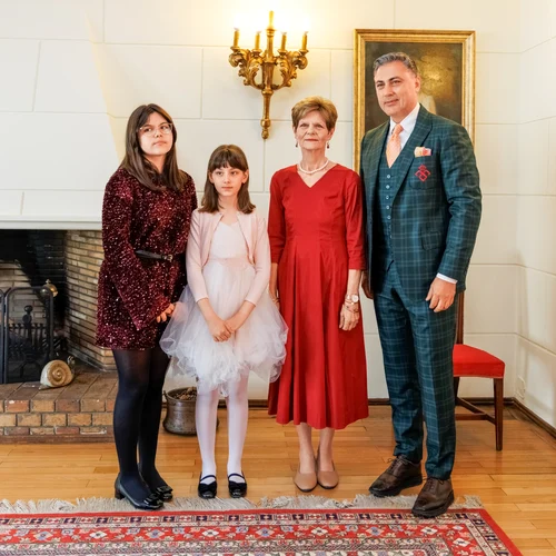 Fetele au avut ocazia s-o cunoască pe Principesa Elena, când Alex a fost reconfirmat furnizor regal.