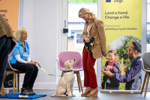 Sophie, Ducesa de Edinburgh, alături de câini utilitari