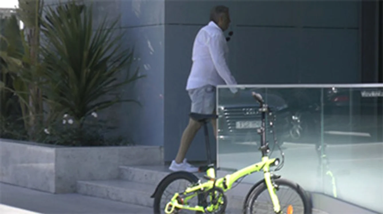 Astă-vară, Ilie Năstase se plimba cu bicicleta pe faleza din faţa complexului