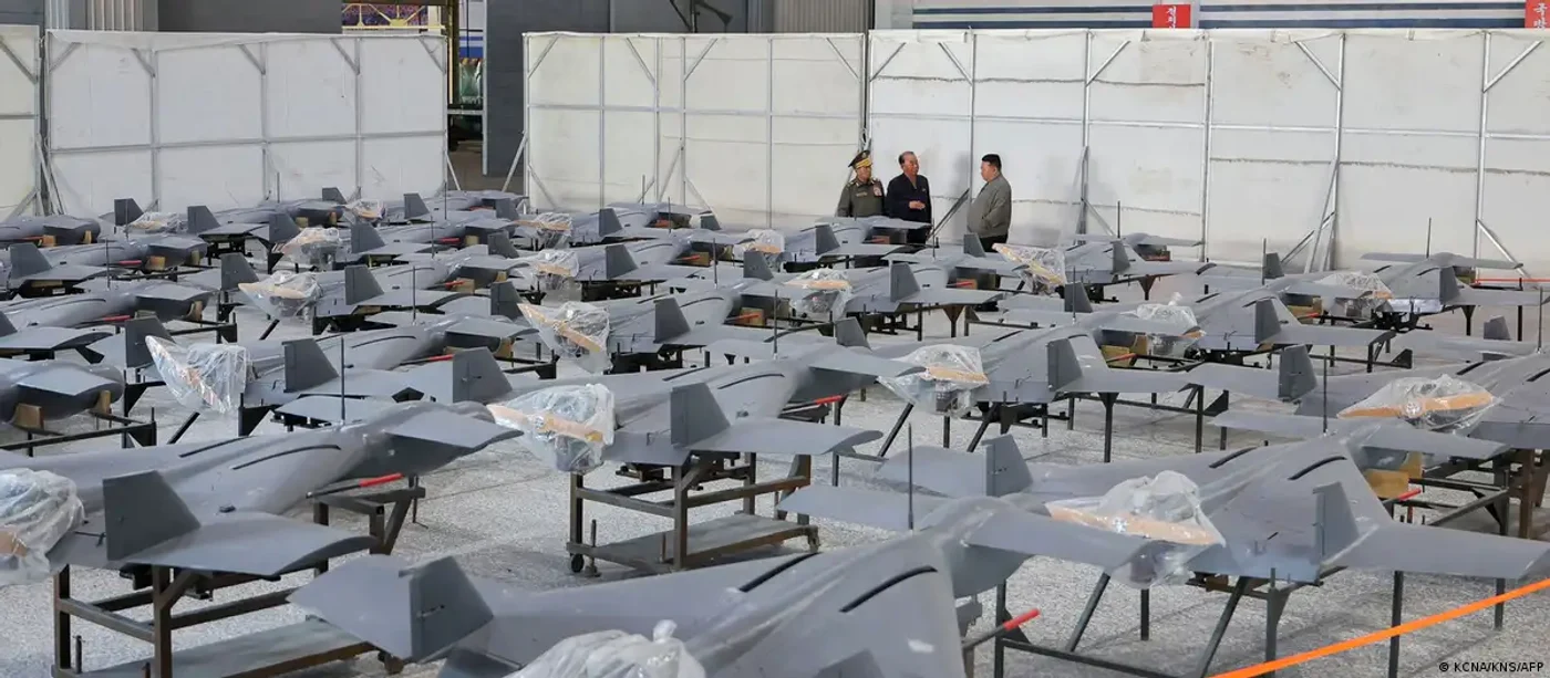 Mass-media de stat nord-coreeană a difuzat imagini în care Kim Jong Un inspectează drone