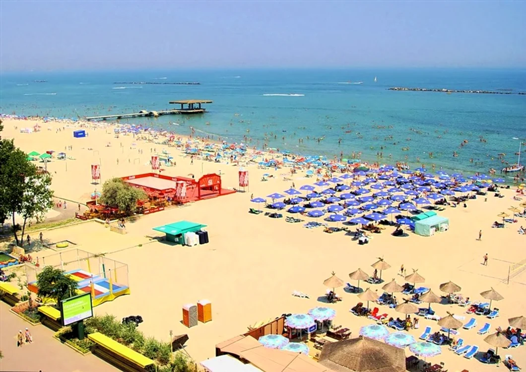 
    Turiştii şi comercianţii de pe Litoral nu ţin seama de regulile de distanţare  