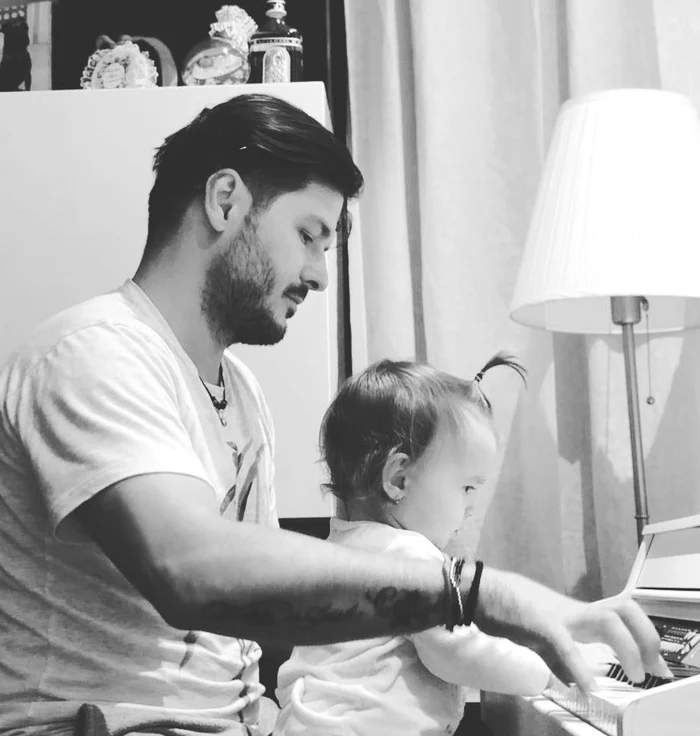 Liviu Vârciu își învață fiica să cânte la pian