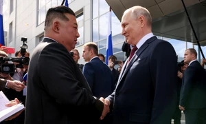 Vladimir Putin îl întâmpină pe Kim Jong Un Foto EPA EFE jpg