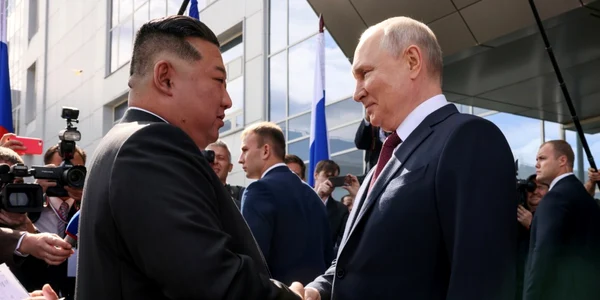 Vladimir Putin îl întâmpină pe Kim Jong Un Foto EPA EFE jpg