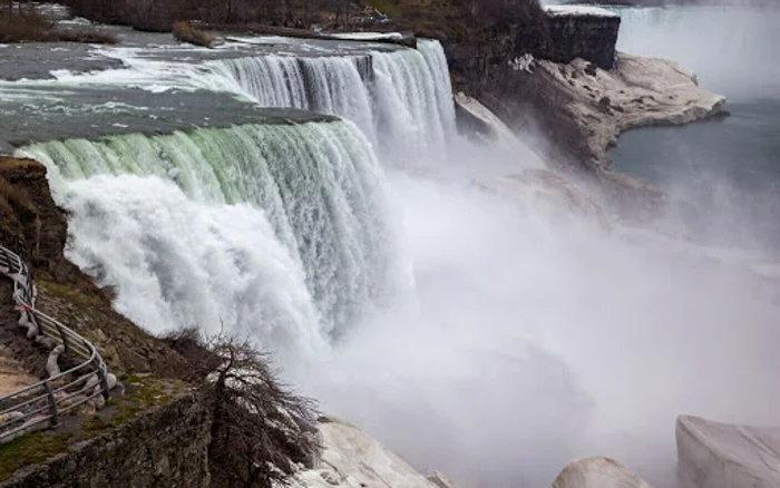 
    Tricolorul românesc, la Cascada Niagara  