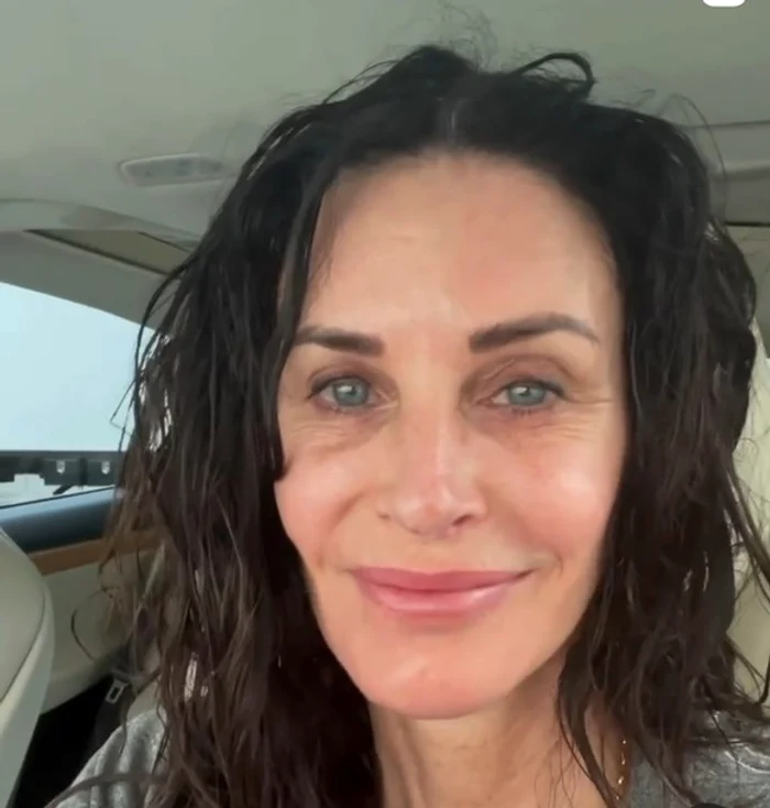Așa arată Courteney Cox la filmările pentru ”Prietenii Tăi”...foto: Instagram