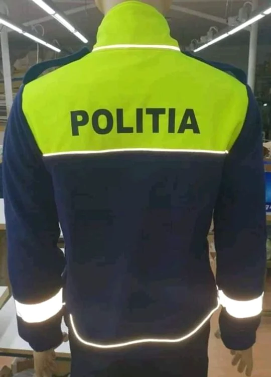 Așa arată uniforma din spate