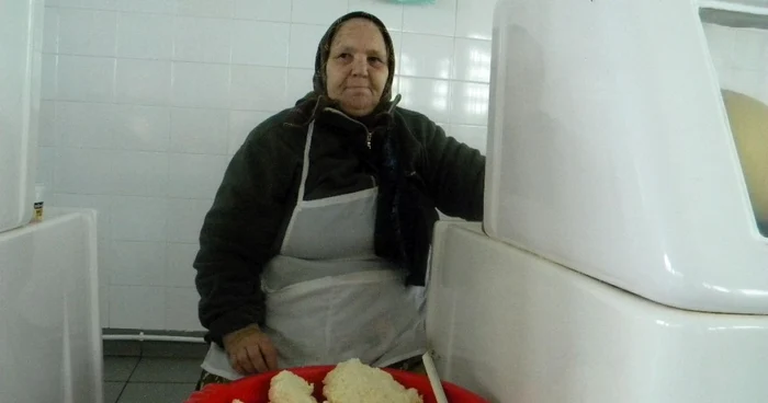 Maria spune că reţeta tradiţională cu cheag face brânza mai bună