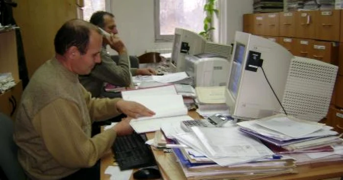 Funcţionarii s-au resemnat: fără bonusuri de sărbători. 