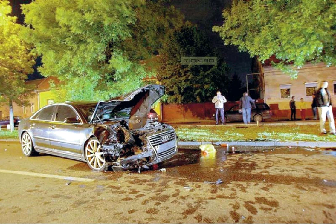 Autoturismul Audi A8 a fost distrus (FOTO: www.tion.ro)