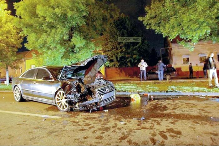 Autoturismul Audi A8 a fost distrus (FOTO: www.tion.ro)