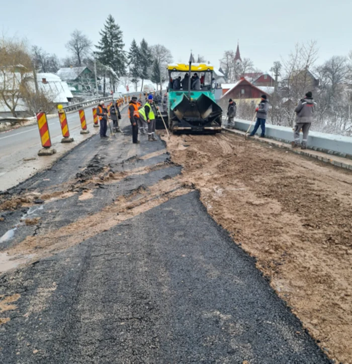 asfalt turnat direct in noroi la Suceava