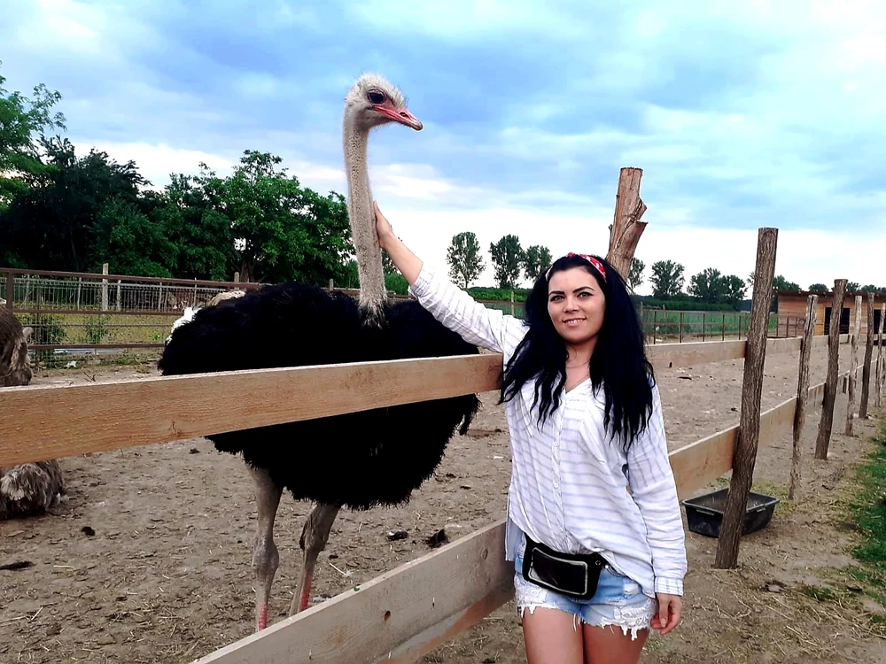 Cătălina Neagu alături de un struț din fermă FOTO LB