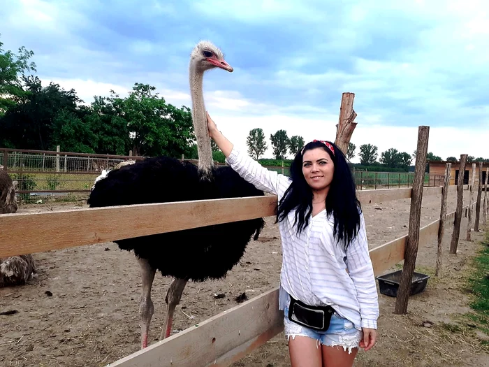 Cătălina Neagu alături de un struț din fermă FOTO LB