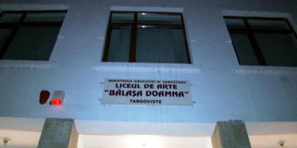 elev balasa doamna cazut pe scari