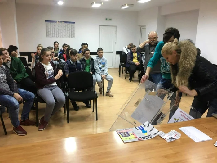 Iniţiatoarea campaniei a premiat adolescenţii