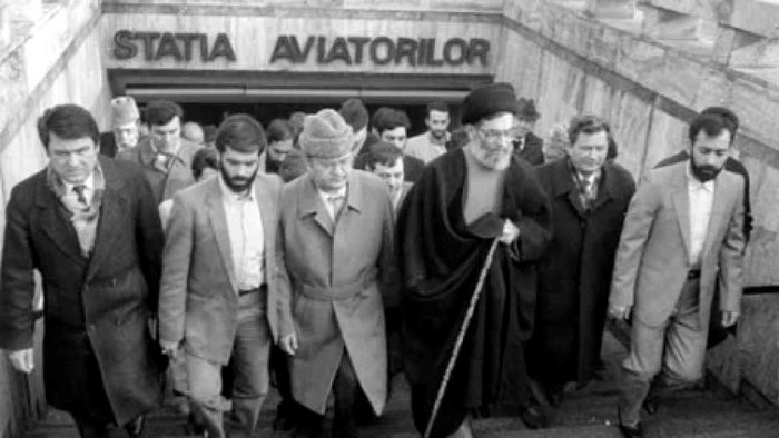 Ali Khamenei, la ieşirea de la metrou, în staţia Aviatorilor. FOTO: Facebook/Ali Khamenei