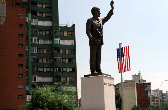 Statuie a lui Bill Clinton, la Priština