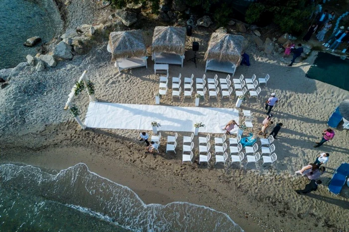 Nunta pe plaja, decor de nunta, miri, invitati, mare jpg