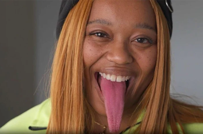 Chanel Tapper are o limbă de 9,75 cm lungime