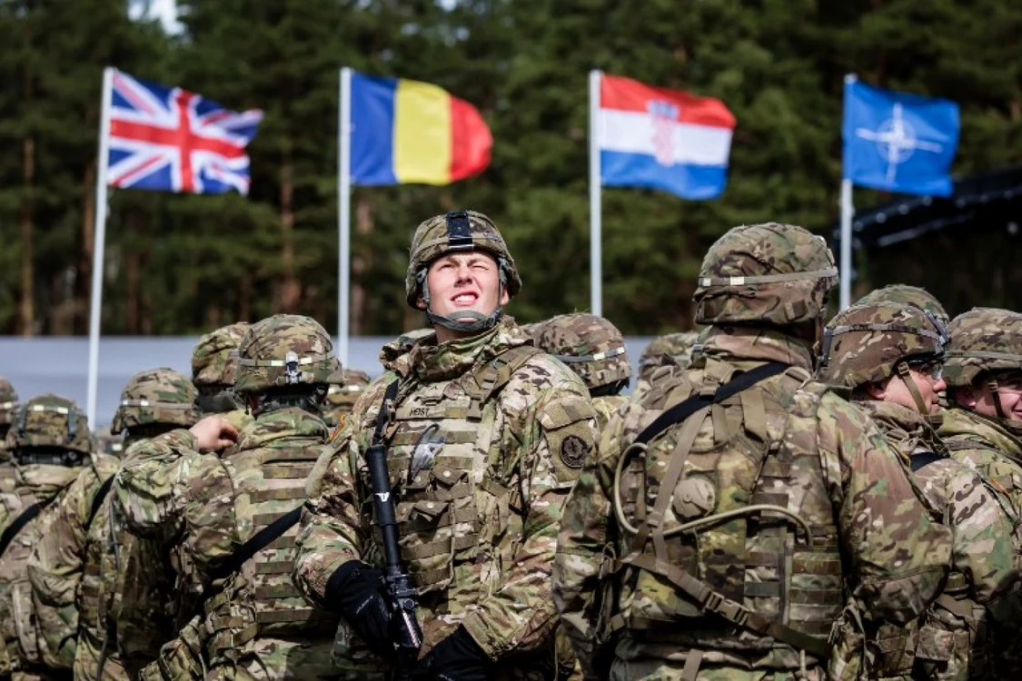 NATO consolidează flancul estic prin detaşări de trupe şi tehnică militară. FOTO: AFP