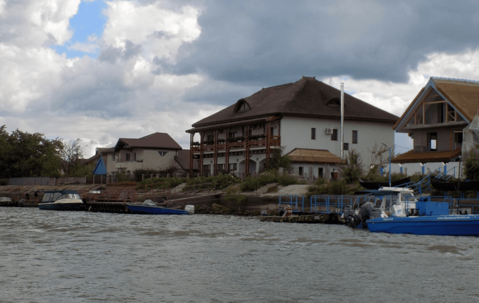 Cât de costă un sejur romantic în Delta Dunării, în „luna iubirii”. Ce obiective turistice sunt în zonă