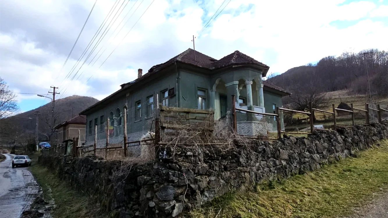Au rămas zeci de case părăsite
