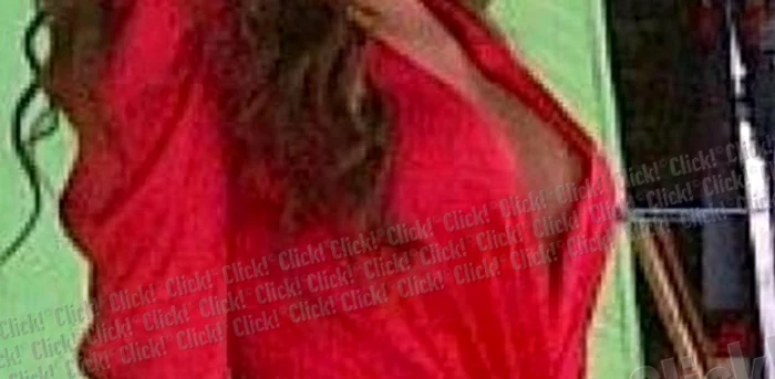 Ups! Bianca Drăguşanu, cu sfârcul pe afară.