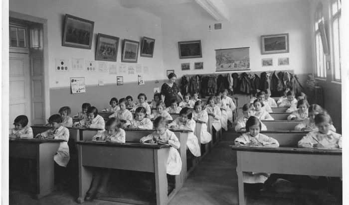 Vremurile când elevii români cântau imnul și se rugau la începutul orelor / foto: arhiva Click!