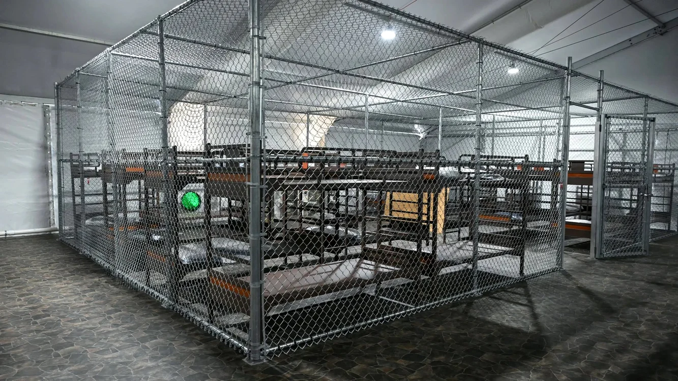  Administrația Trump, acuzată că ascunde o grevă a foamei în „Alligator Alcatraz” FOTO: X