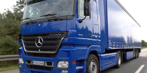 TIR-urile care traversează România nu vor mai circula pe şosele ci vor fi transportate cu trenul