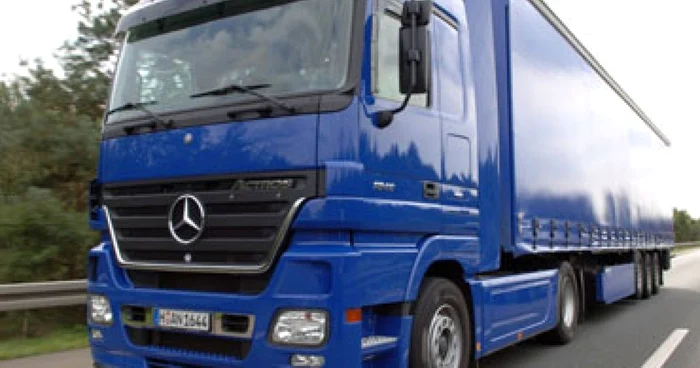 TIR-urile care traversează România nu vor mai circula pe şosele ci vor fi transportate cu trenul