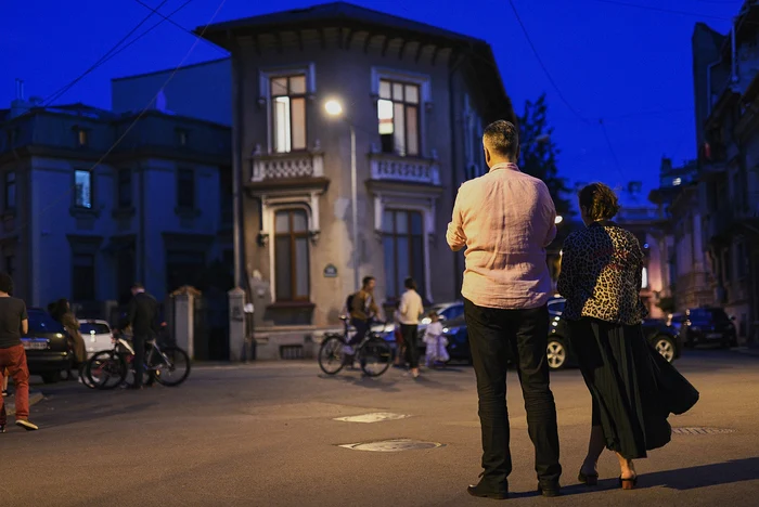 
    ARCEN a oferit trecătorilor marţi seară, timp de 20 de minute, două Nocturne de Chopin şi Simfonia a II-a de Brahmsfoto: Arcen  