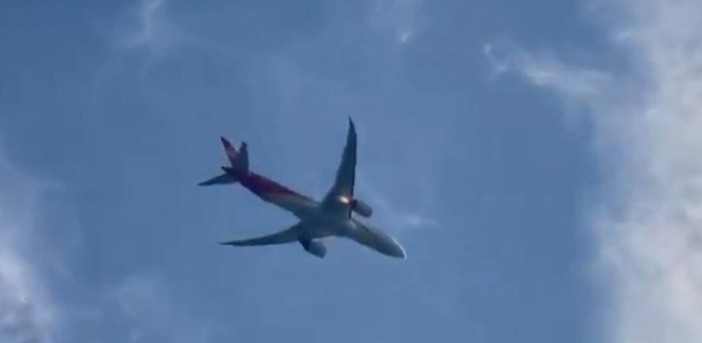 Panică la bordul unui avion Boeing, al cărui motor a luat foc în timpul zborului, după câteva explozii