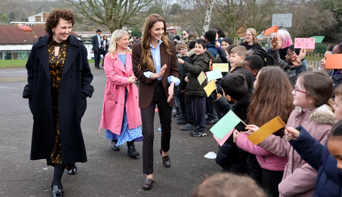 Kate Middleton fără tocuri la Castle Hill Academy in New Addington, Croydon, GettyImages (1) jpg