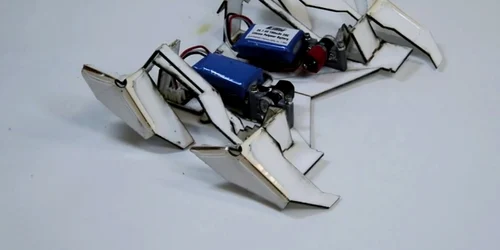 robot care se asambleaza