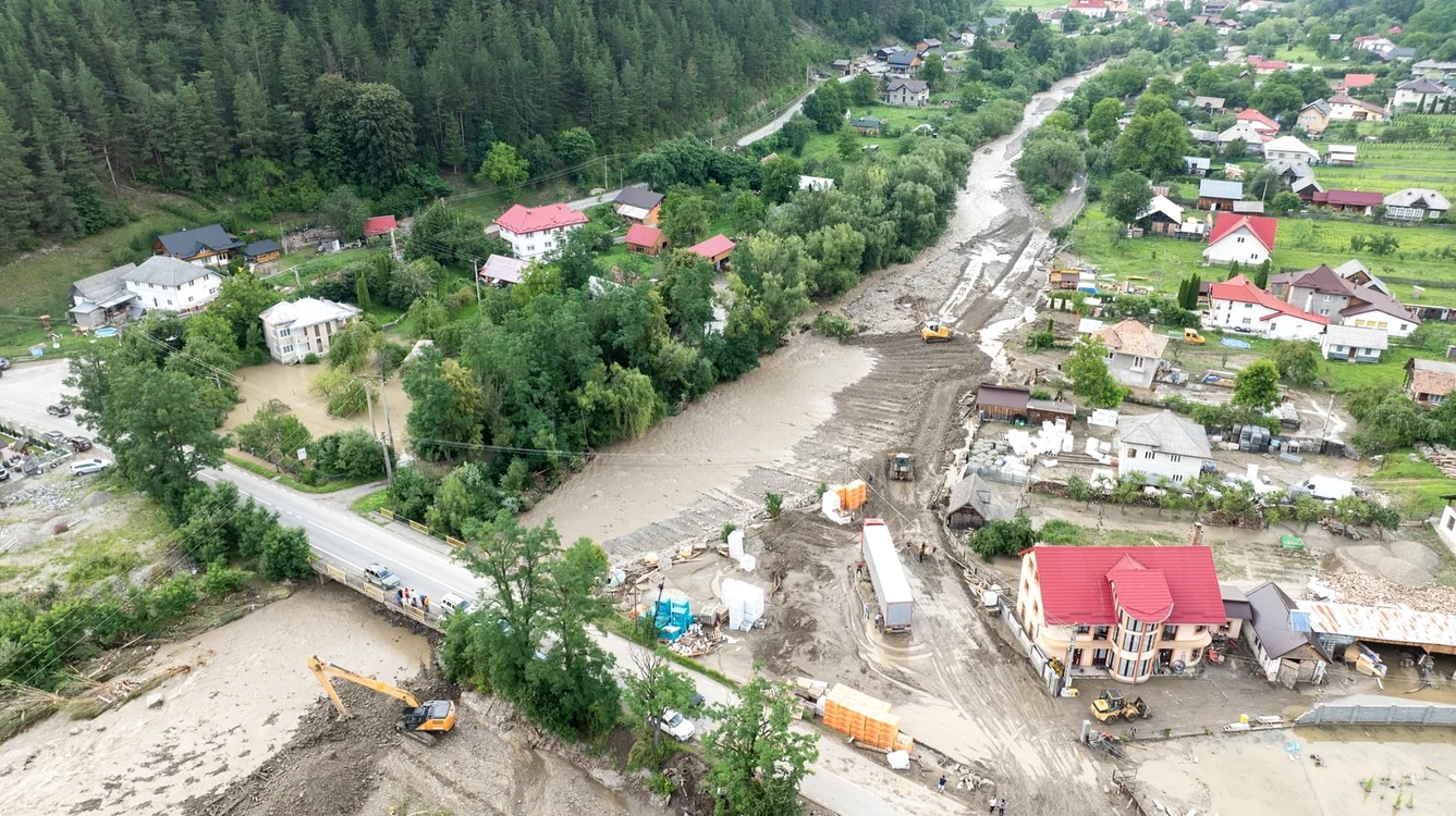 Peste 2.500 de persoane au fost afectate de viituri. FOTO: Facebook/Nicușor Dan