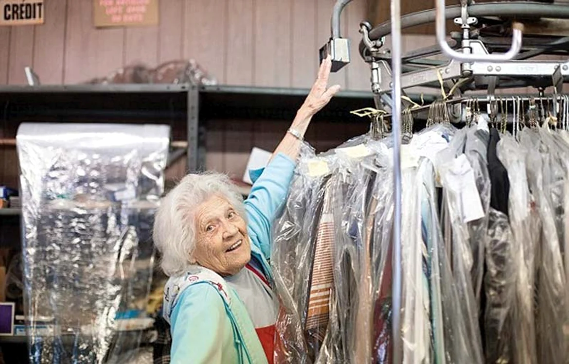 
    Nu îşi ia concediu pentru că îi place prea mult la serviciu  