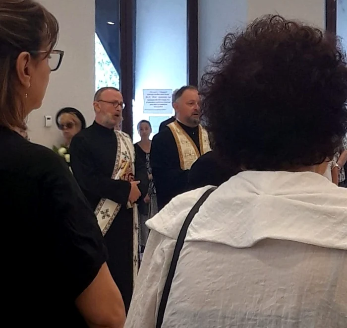 Ovidiu Cuncea, alături de doi preoți, la slujba de la TNB