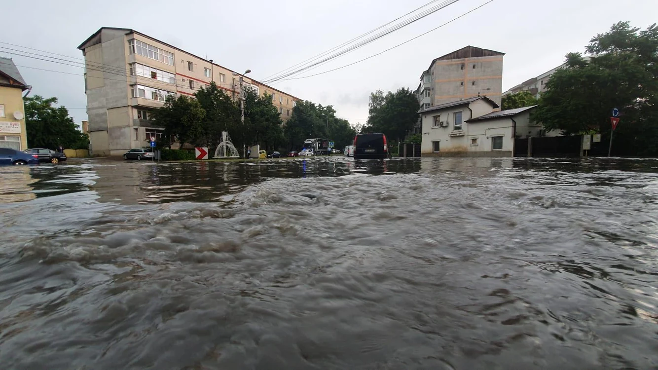 Unele străzi din Botoșani au fost ”înghițite” de apă 