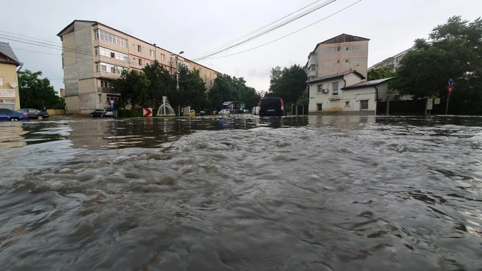 Unele străzi din Botoșani au fost ”înghițite” de apă