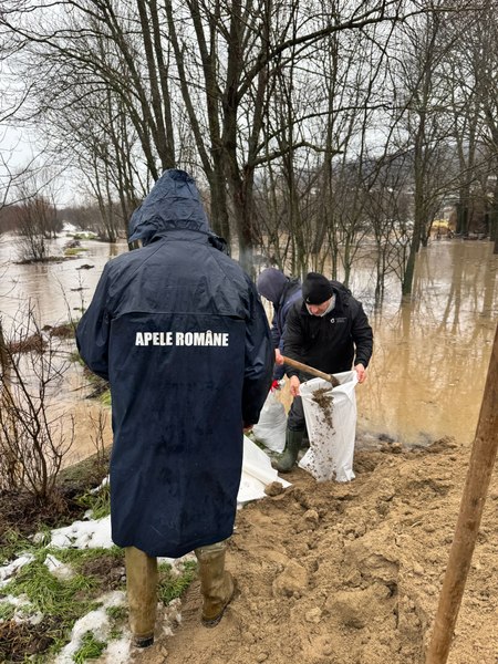 Viitură în Dolj: doi pescari surprinși de ape în creștere — Apele Române avertizează populația