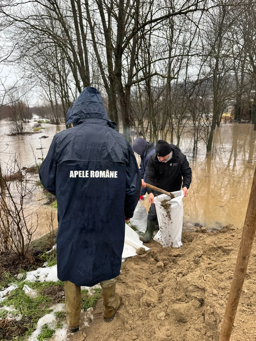Viitură în Dolj: doi pescari surprinși de ape în creștere — Apele Române avertizează populația