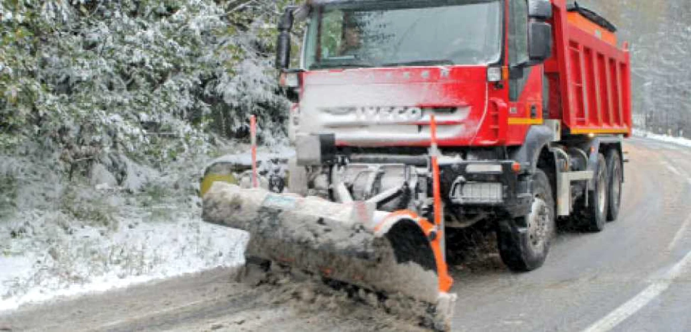 Zăpada le dă deja bătăi de cap drumarilor şi şoferilor