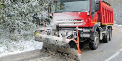 Zăpada le dă deja bătăi de cap drumarilor şi şoferilor