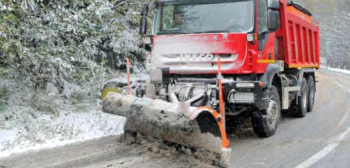 Zăpada le dă deja bătăi de cap drumarilor şi şoferilor