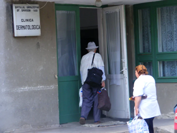Iaşi: Dermatologii fac de gardă de acasă