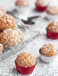 Bomboane cu biscuiti si fulgi de nuca de cocos Sursa foto shutterstock 107127485 jpg