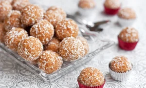 Bomboane cu biscuiti si fulgi de nuca de cocos  Sursa foto shutterstock 107127485 jpg